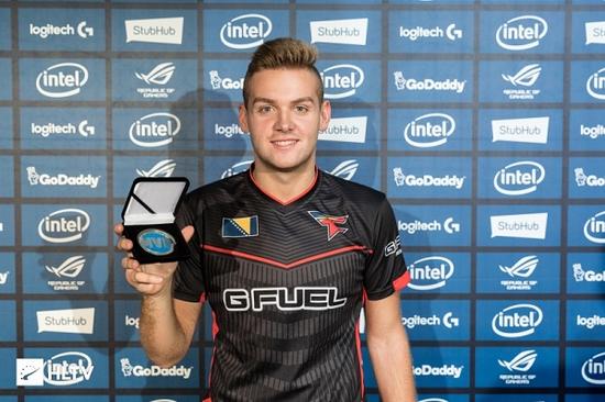 Passion UA 正式签约了 Complexity 的核心选手