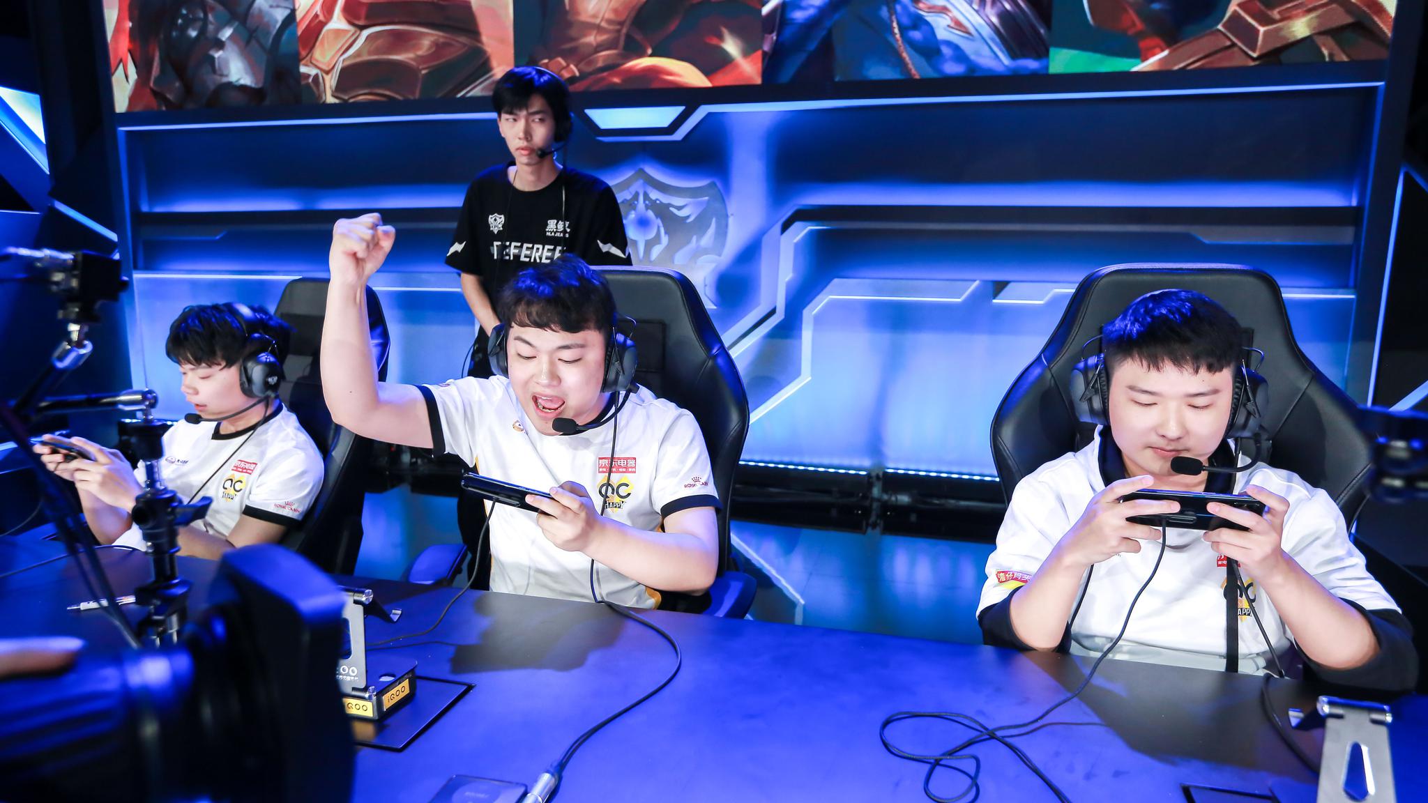 LPL微笑解说WE变脸现场：从摆到烂 已不值得破防