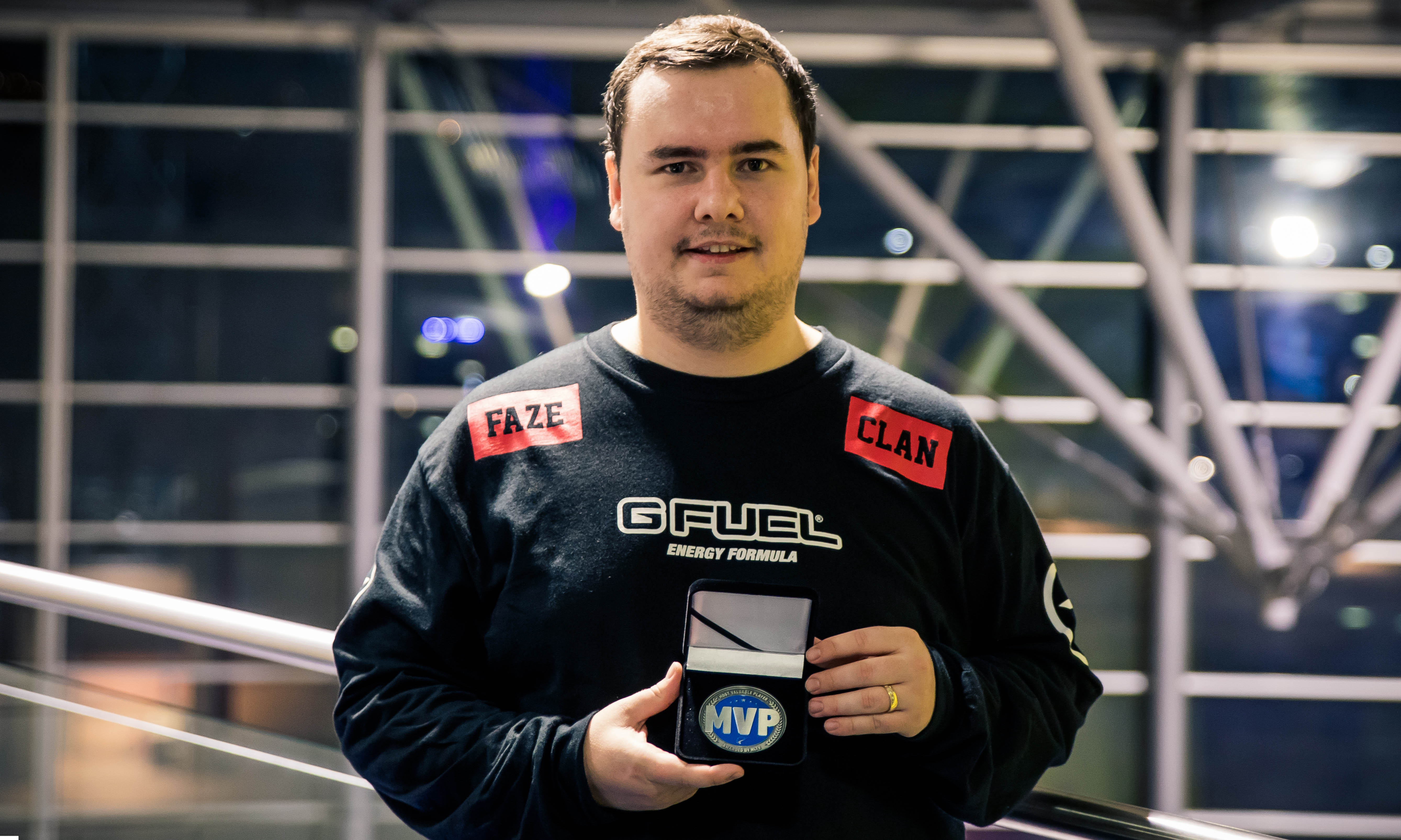 Generation Gaming 宣布 2025 赛季制服： Black 作为主色，配以 White 和黄色点缀在 Arms 上;