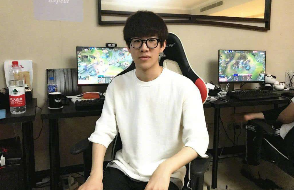 欧美权威媒体Dexerto选定2022 TOP5 最佳英雄联盟选手。其中TOP 3被LCK赛区包揽，4、5位来自LPL赛区。