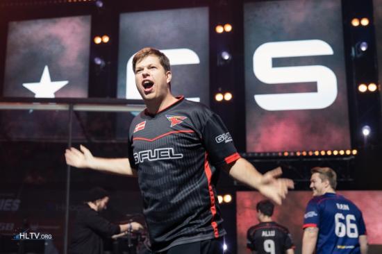 NAVI 击败 FaZe，而 NIP 在 IEM 科隆 2025 的首场比赛中输给了 aurora